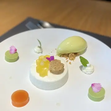 バジル香るココナッツのジュレ 甘夏のシャンティ ピスタチオのグラスと共に