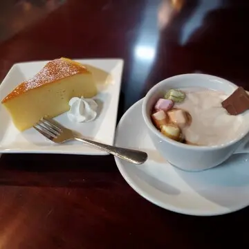 暖かいココアとチーズケーキをオーダーしました