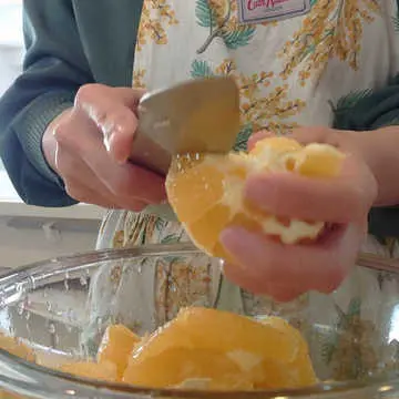 夏みかんをむく