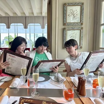 何にするか決めかねてる3人