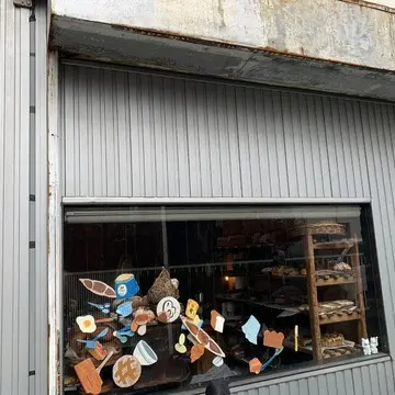 パンを購入した後は、こちらで写真を撮る方が多数