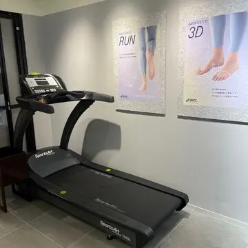 ASICS RUNNING ANALYZERというランニングフォームに関する分析サービスで使用するトレッドミル
