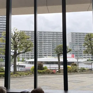 ボードウォークに囲まれたシーフォートスクエア1階のレストラン奥にあるラウンジで船を眺めながら。