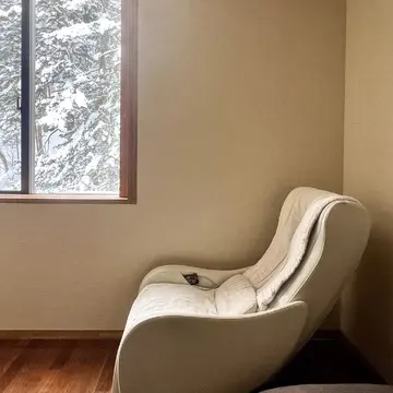 ニセコの宿　ニセコ昆布温泉 鶴雅別荘 「杢の抄」の部屋にあるマッサージチェア