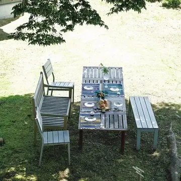 芝生のテーブル席は、日々の朝食に使用