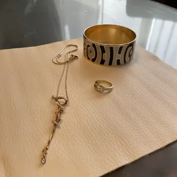 ジュエリー
ロングネックレス、バングル、リング