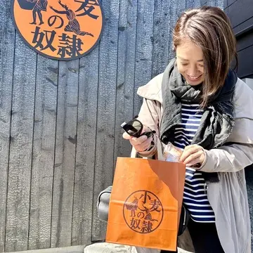 パン屋さんのお前で買ったものを確認中