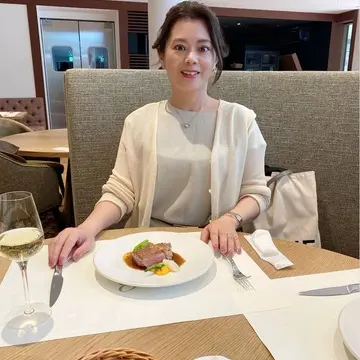 食事をする女性