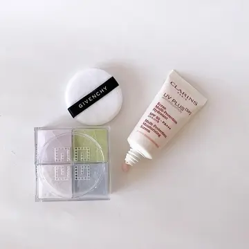 クラランスの下地効果のある日焼け止めと、ジバンシィのフェイスパウダーで紫外線ケア