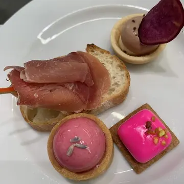 お皿に取り分けたフィンガーフード