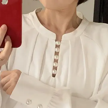 白ブラウス正面