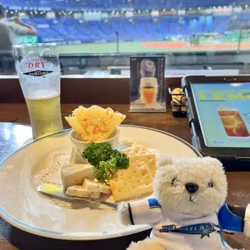 チーズ盛り合わせと日ハムユニフォームベア🐻