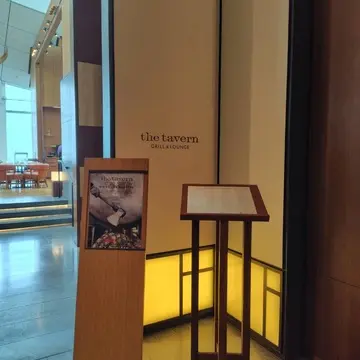 アンダーズ東京 ザ タヴァン グリル＆ラウンジのエントランスサインとメニュー台