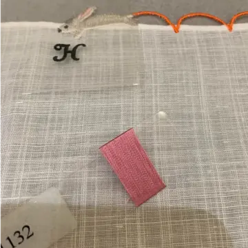 Hにピンクの刺繍糸