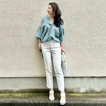 ブルーのスキッパーブラウス、白パンツ、白バッグ、白サンダルのコーディネート