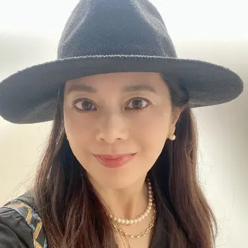 黒のハットとパールアクセサリーで上品にまとめたモダンクラシカルコーデの自撮り写真