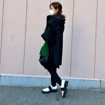 アドーアのミディボンディングポンチョジャケット着用バックスタイル