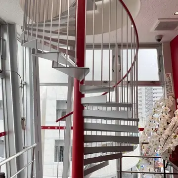 らせん階段の上に