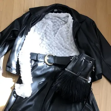 エコレザーショートブルゾン、白色ブラウス、エコレザーベルトスカート