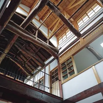 自宅は古民家の柱や梁を生かしつつ、大胆にリノベーションされている