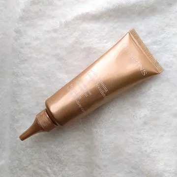 首もとのエイジングケアに。クラランスの新作美容液、ファーミング EX ネック＆デコルテ SPを。