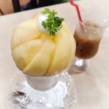 アイスコーヒーが小さく見える程大きい桃でした。