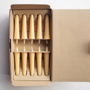 米のめぐみろうそく8本入り　¥770　米を精製したときにできる米ぬかを再利用してろうそくに仕上げた。
