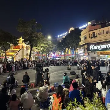 ホアンキエム湖　ストリートミュージシャン