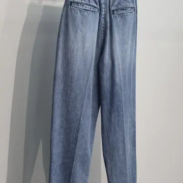 サードマガジン　テーパードデニム 　バックスタイル