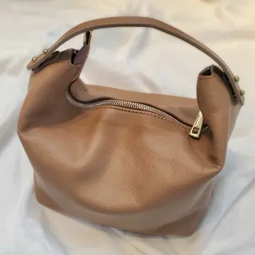 柔らかい皮のコンパクトな可愛いバッグ