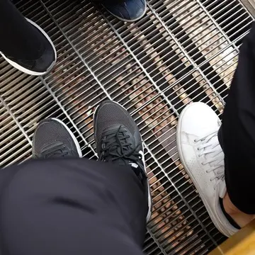 嵯峨野トロッコ列車リッチ号の足元