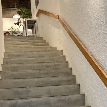 アラフィフミディアムヘア　外ハネボブ　くびれボブ　ヘアメンテナンス　DEMI DO jマダム 若見えヘア　ジュウニブン　三軒茶屋カフェ　二足歩行