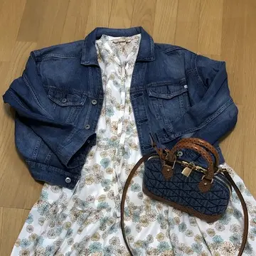 Gジャン　白地にブルーのワンピース