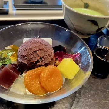 あんみつ（黒蜜）と抹茶