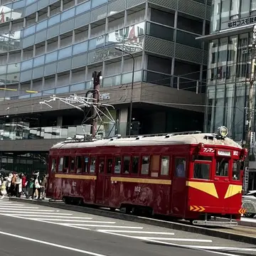 天王寺から堺市内を結ぶ阪堺電車。通称チン電。明治４４年以来約１１０年間、町の風物詞となっています。
