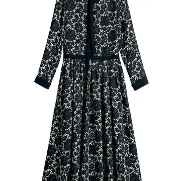 カスタマイズ1：秋冬素材で、襟や前立て、カフスを黒にすることで、シックでクラシカルに