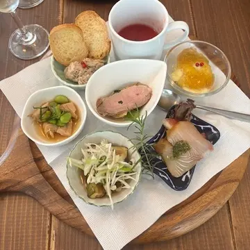 鎌倉　江ノ電　長谷寺　鶴岡八幡宮　鎌倉グルメ　鎌倉スィーツ　オムレツ　豊島屋　鳩サブレー　大仏さま焼き　鎌倉小町通り　ともや　納言志るこ店　甘味処　和菓子　あんみつ　ビストロオム鎌倉　鳩グッズ