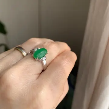 深い緑色が美しい台湾ヒスイ