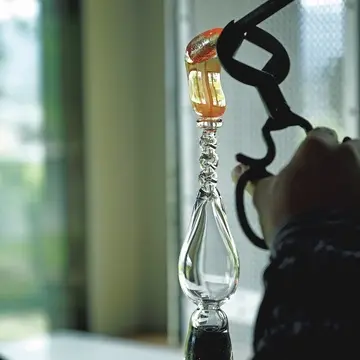 昔ながらの道具で成形