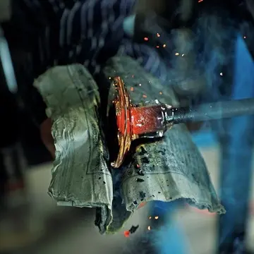 水にぬれた新聞紙を使って形が整えられる