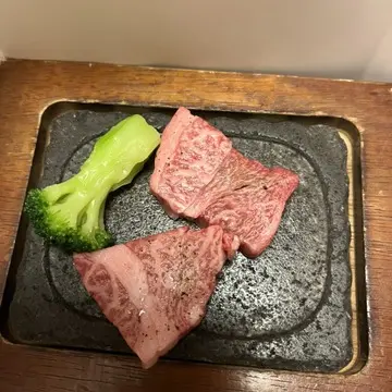 黒毛和牛ロースの溶岩焼き。熱く熱した溶岩板で自分で焼きます。とろける旨味でした。