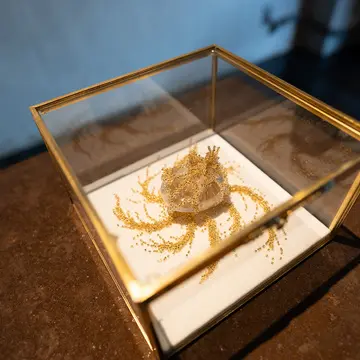 水晶と金色のビーズの刺繍