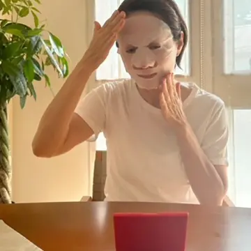 エクラ 華組・岡部みわこさん　「毎日化粧水フェイスマスク」を実践！