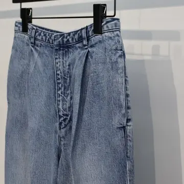 サードマガジン　テーパードデニム 　ウエストとサイドポケットのディテール