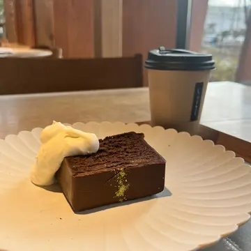 大和ショコラ臼焼き倉朝山椒とイチジクのガトーショコラ。奈良県産の山椒が。美味すぎる。