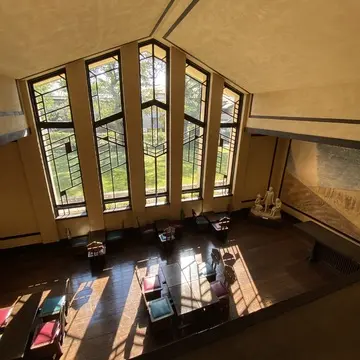 自由学園明日館の吹き抜けから見たホールと窓。幻想的な光と影のコントラスト。