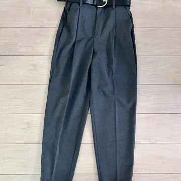 ZARAのグレーパンツ（シガレット）