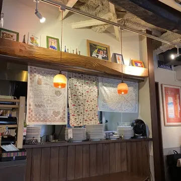 早稲田の隠れ家ビストロ「フランス食堂 montée（モンテ）」店内インテリア｜フランス雑貨が並ぶおしゃれで温かい雰囲気のフレンチレストラン｜西早稲田ランチの人気店