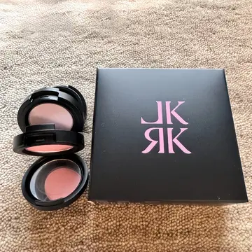 天然由来のフェイスパウダー、チーク、ヘアファンデが一体となっているイルミネイトマルチ