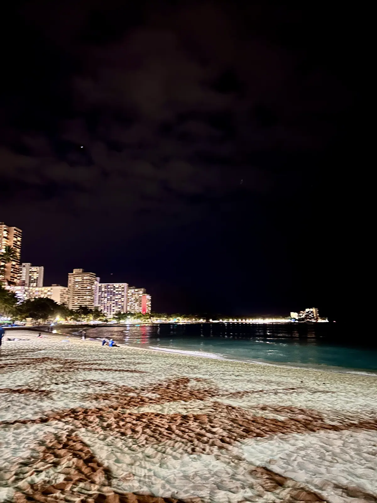 夜のビーチも幻想的